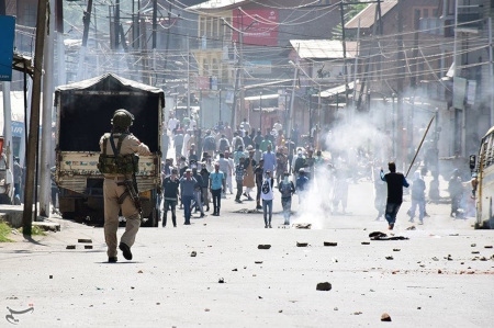 Indiska säkerhetsstyrkor drabbar samman med demonstranter i Srinagar i december 2018.