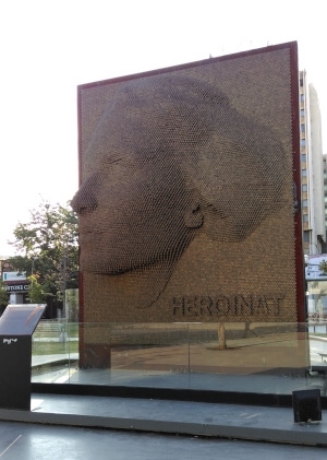 Monumentet i Kosovos huvudstad Pristina som tillägnas offren för sexuellt våld under kriget. 