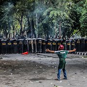 Runt om i Indonesien har studenter protesterat mot förslaget om en ny brottsbalk. Här är en student i staden Medan på Sumatra.