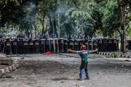 Runt om i Indonesien har studenter protesterat mot förslaget om en ny brottsbalk. Här är en student i staden Medan på Sumatra.