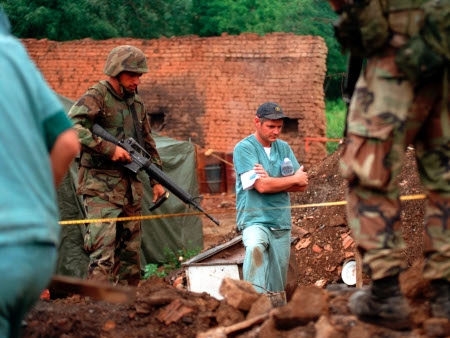 Ett forensiskt team från kanadensisk polis och marinsoldater från USA undersöker en misstänkt massgrav i Kosovo den 1 juli 1999. 