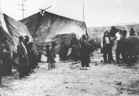 Romer i Rumänien utanför sina tält i slutet av 1930-talet.