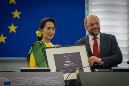 Aung San Suu Kyi får Europaparlamentets Sacharovpris 2013 av Martin Schulz.