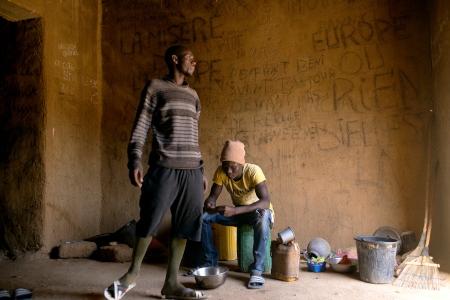 Davide och Soumaro drömmer om ett liv i Italien men har fastnat i Agadez.