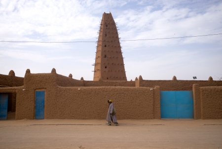 Över världsarvsstaden Agadez höjer sig en 27 meter hög minaret byggd  helt i soltorkad lera. 