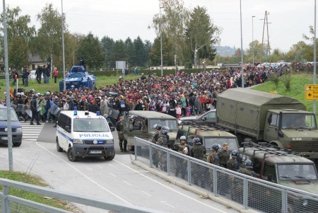 Flyktingar och migranter passerar Slovenien den 22 oktober 2015 på väg mot Tyskland.
