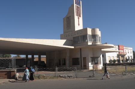 Asmara har kallats ”Lilla Rom” och arvet från den italienska kolonialtiden syns i gatubilden. Här Fiat Tagliero-byggnaden som uppfördes 1938, skapad av futuristen Giuseppe Pettazzi. Unesco förklarade 2017 att Asmara är en del av Världsarvet.