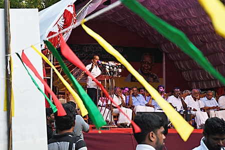 Valmöte i Jaffna, där tamilska politiker stödjer Premadasa.