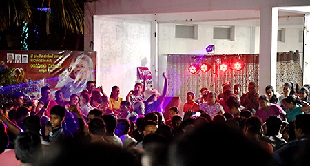 I Rajapaksas hemstad Hambantota i söder var det händerna i luften när det stod klart att Gotabaya Rajapaksa vunnit. Det sköts fyrverkerier och ”Gotas” svängiga kampanjlåt spelades flitigt i väntan på segermåltiden vid de lokala kampanjhögkvarteren.