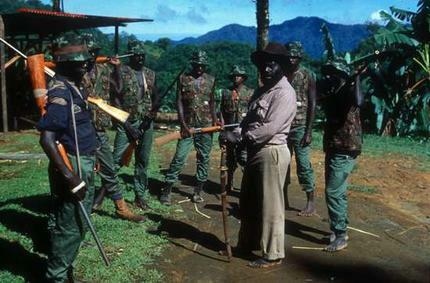 Stillbild från ”The Coconut Revolution” där Francis Ona och Joseph Kabui, ledare för Bougainville Revolutionary Army (BRA), intervjuas.