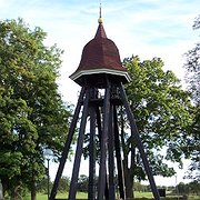 En klockstapel vid Arby kyrka, nära Kalmar.