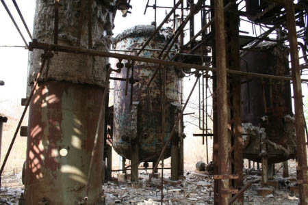 Resterna av MIC-tanken i Bhopal. Bilden tagen år 2008.