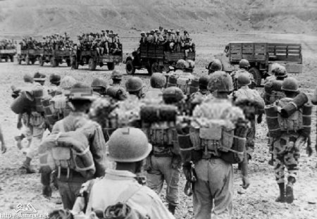 Egyptiska armén marscherar in i Jemen 1962.
