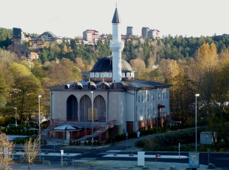 Den 26 april 2013 blev  moskén i Fittja historisk som den första moskén i Sverige där ett böneutrop kunde höras.