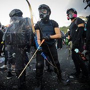 Våldsamma konfrontationer kring The Chinese University i Hongkong. Här förbereder sig studenter den 13 november med hemmagjorda vapen för att hindra polisen från att komma in på universitetet.