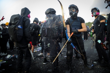 Våldsamma konfrontationer kring The Chinese University i Hongkong. Här förbereder sig studenter den 13 november med hemmagjorda vapen för att hindra polisen från att komma in på universitetet.