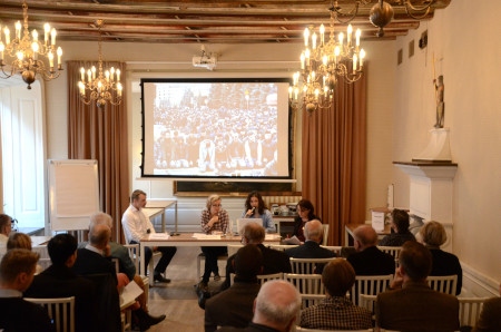  Samtal om protester: Amanda Valentin, biträdande generalsekreterare på SILC  (Swedish international liberal centre) och Liza Alexandrova-Zorina, journalist och författare. På duken syns en bild från demonstrationerna i Ingusjien. 