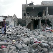 Resultatet av ett flyganfall från den Saudiledda koalitionen mot Jemens huvudstad Sanaa i oktober 2015. 