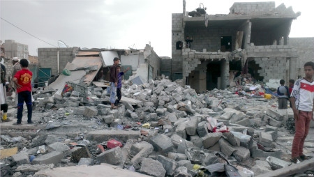 Resultatet av ett flyganfall från den Saudiledda koalitionen mot Jemens huvudstad Sanaa i oktober 2015. 