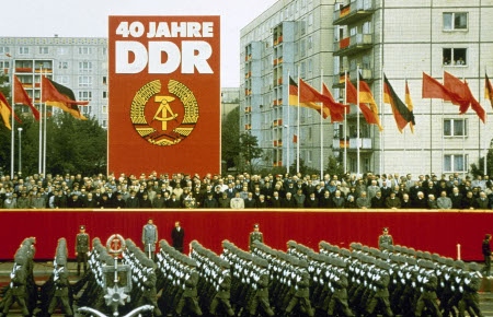 34 DAGAR KVAR. Den 7 oktober 1989 firades DDR:s 40-årsjubileum under ledning av partichefen Erich Honecker och med Sovjetunionens ledare Michail Gorbatjov som hedersgäst.