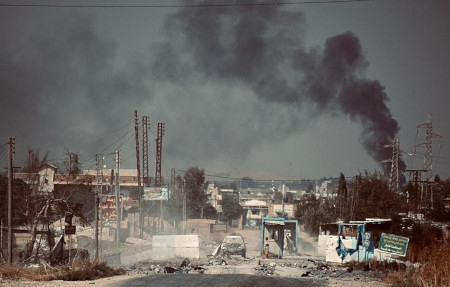 Ras al-Ayn i norra Syrien den 11 oktober 2019 när turkiskt flyg anföll under sin offensiv för att ta kontroll över kurdiskt kontrollerade områden.