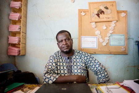 Rektor Idrissa Sawadogos skola har redan klasser med uppemot 135 elever. Nu ska han göra plats för ytterligare flera hundra barn som flytt till Kaya. 