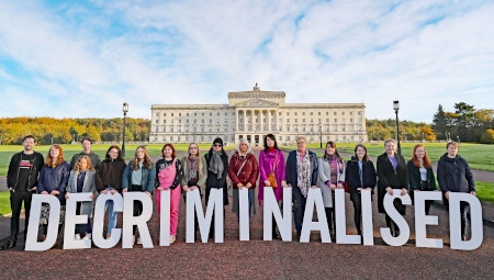 Manifestation den 21 oktober utanför det nordirländska parlamentet Stormont i Belfast när 1861 års abortlag avskaffas.