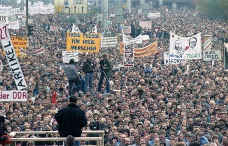FEM DAGAR KVAR. Den 4 november 1989 demonstrerade hundratusentals människor på Alexanderplatz i Östberlin.