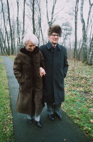 Margot och Erich Honecker promenerar i en park i Moskva den 6 december 1991 dit de flytt för att slippa ställas inför rätta i Tyskland.