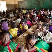 Alla utom en klass på Ecole Kouimkouli i Kaya har redan över hundra elever. Snart ska skolan även ge plats åt hundratals barn som flytt från våldet längre norrut. 