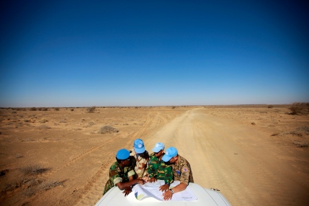  FN-patrull från Minurso söker rätt väg vid Smara i Västsahara. 