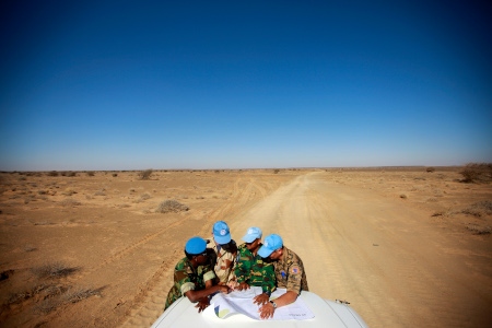 FN-patrull från Minurso söker rätt väg vid Smara i Västsahara.