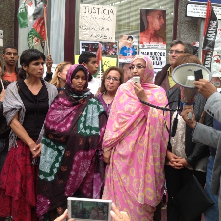Aminatou Haidar (med megafonen) vid en solidaritetsaktion 2015 för Tekber Haddi, en västsaharisk kvinna som hungerstrejkade i protest mot att hennes 20-årige son Mohamed Lamin Haidala hade misshandlats till döds i al-Ayun.