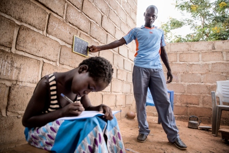 Nassiratou Dialla är ett av omkring 200 000 barn i Burkina Faso som efter hot och våld från jihadisterna inte har någon skola att gå till. Här får hon hemundervisning av sin morbror, läraren Soumaila Sawadogo. 