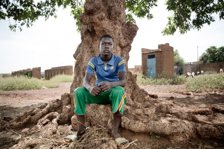 12-årige Lassané Sawadogo såg en man dö och gick till fots i tre dagar efter att jihadistgrupperna attackerade hans by. Redan en vecka innan dess hade hans lokala skola stängt på grund av hot.  