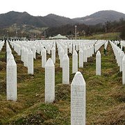  Gravplatsen vid Srebrenica i östra Bosnien. Över 8 000 män dödades i juli 1995 i vad som ICTY i domar har fastställt var folkmord. 