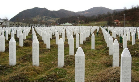  Gravplatsen vid Srebrenica i östra Bosnien. Över 8 000 män dödades i juli 1995 i vad som ICTY i domar har fastställt var folkmord. 