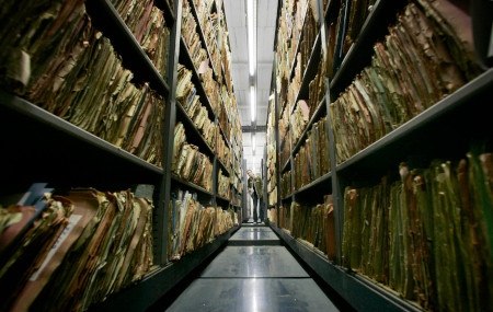 En besökare i det gigantiska Stasi-arkivet i Berlin. Här finns filerna från 40 år av övervakning. Över tre miljoner östtyskar har begärt att få se sina Stasi-akter.