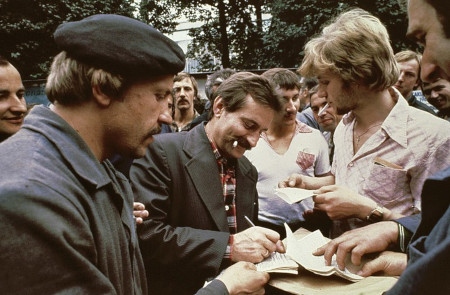 I augusti 1980 bildades den fria fackföreningen Solidaritet av arbetarna vid Leninvarvet i den polska staden Gdańsk. Här skriver arbetarnas ledare Lech Wałęsa autografer i augusti 1980.