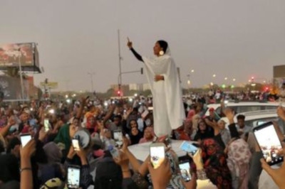 Den unga studenten Alaa Salah blev en symbol för revolutionen i Sudan våren 2019. Hon talade 29 oktober inför FN:s säkerhetsråd och krävde att kvinnorna ges representation i det nya Sudan.