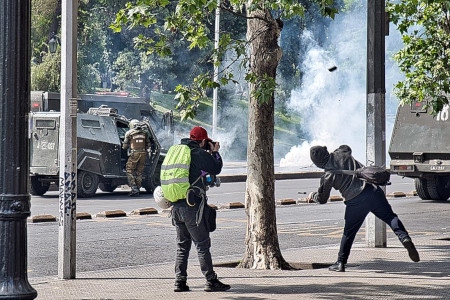 Chiles huvudstad Santiago 19 oktober. Stenkastning mot polisen.