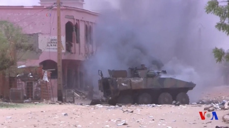  En fransk pansarvagn har förstörts av jihadister vid en attack i staden Gao, Mali den 1 juli 2018 då en fransk-malisk armépatrull attackerades. Fyra civila dödades och flera soldater skadades.