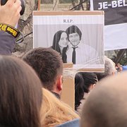 En demonstrant i Slovakiens huvudstad Bratislava håller upp en bild på journalisten Jan Kuciak och hans flickvän Martina Kusnirova, som båda mördades i februari 2018. Nu har rättegången mot de fyra som står åtalade för morden inletts.