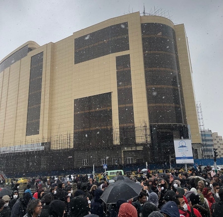 Efter beskedet om höjda bränslepriser utbröt fredliga demonstrationer som här i Teheran 16 november.