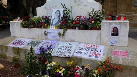 Mordet på Daphne Caruana Galizia skakade Malta. Här hyllningar till hennes arbete i La Valletta. 