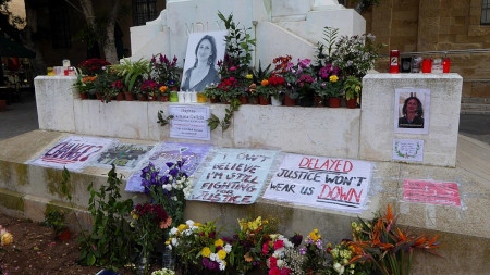 Mordet på Daphne Caruana Galizia skakade Malta. Här hyllningar till hennes arbete i La Valletta.