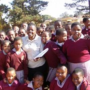  Nomcebo Mkhaliphi tillsammans med flickor från Kwaluseni Infantry Primary School. 