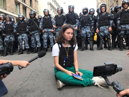 Den 27 juli blev 17-åriga Olga Misik från gräsrotsrörelsen Bessrochka en symbol för protesterna i Ryssland när hon läste högt ur ryska konstitutionen för kravallpoliser.