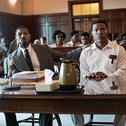  Advokaten Bryan Stevenson (Michael B Jordan) och dödsdömde Walter ”Johnny D” McMillian (Jamie Foxx).