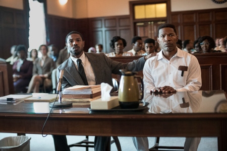 Advokaten Bryan Stevenson (Michael B Jordan) och dödsdömde Walter ”Johnny D” McMillian (Jamie Foxx).